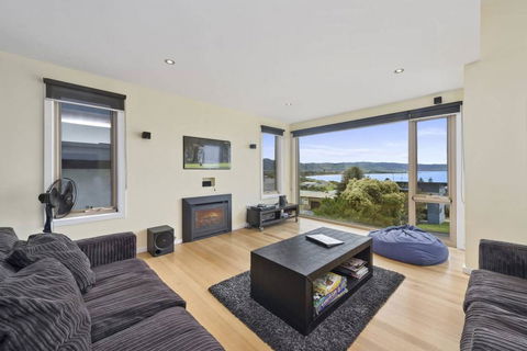 SEA SPECTACULAR - Seconds From The Beach! - Tourism Adelaide 2