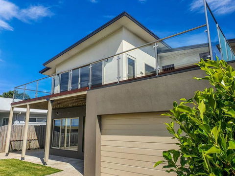 SEAL HAVEN - Centrally Located, Modern Home - Tourism Adelaide 0
