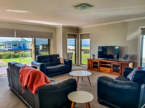 SEAL HAVEN - Centrally Located, Modern Home - Tourism Adelaide 1
