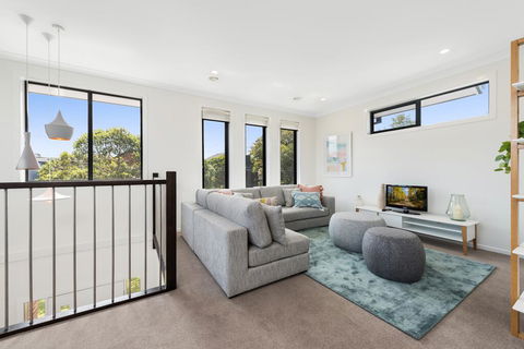 Spacious 4-Bed House With Parking And Backyard - Tourism Adelaide 0