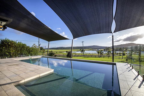 Sunset Retreat Airlie Beach Rural Getaway - Tourism Adelaide 2