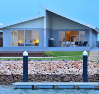 The Carnarvon Luxury Canal Home - Tourism Adelaide
