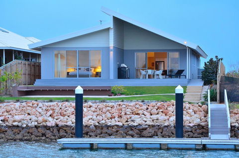 The Carnarvon Luxury Canal Home - Tourism Adelaide 0