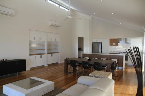The Carnarvon Luxury Canal Home - Tourism Adelaide 3