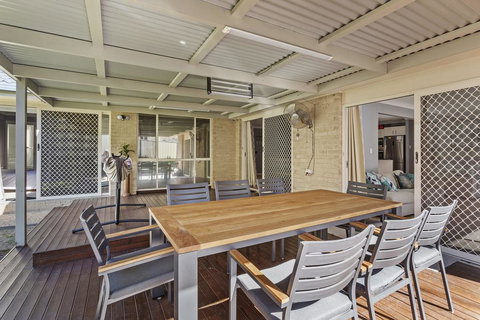 The Family Entertainer In The Heart Of Corlette! - Tourism Adelaide 3