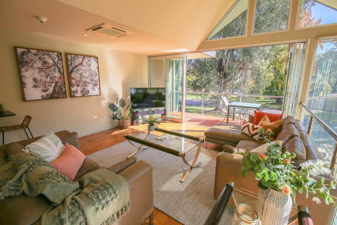 The Glass Pinnacle - Tourism Adelaide 1