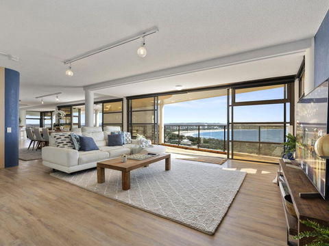 The Penthouse @ Point Cartwright - INSTANT HOTEL WINNER 2019 - Tourism Adelaide 0