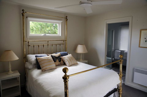 The Red Feather Inn - Tourism Adelaide 0