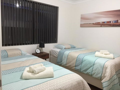 The Royal Dolphin Holiday Home - Tourism Adelaide 2