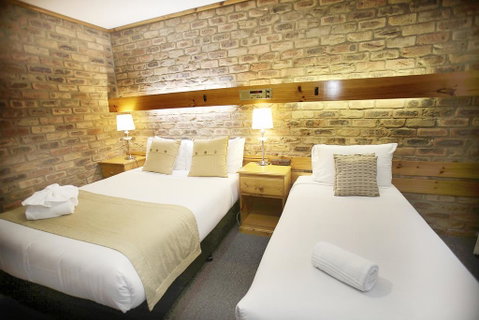 The Settlement Historic Hotel - Tourism Adelaide 1