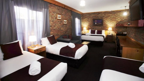 The Settlement Historic Hotel - Tourism Adelaide 3