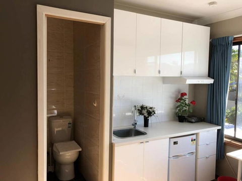 Traveler's Affordable Studio Unit (Beverly Hills) - Tourism Adelaide 0