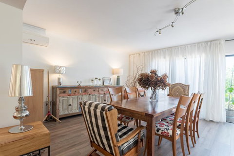 ULTRA SPACIOUS STYLISH HOME IN PRESTONS - SYDNEY - Tourism Adelaide 1