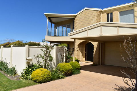 VIEWS FOREVER - INVERLOCH - Tourism Adelaide 0