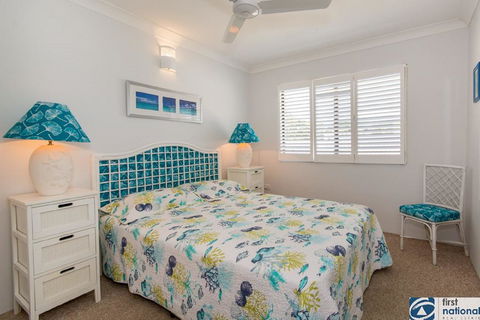 VIEWS VIEWS VIEWS! Front Top Floor Waterfront Unit - Chnook Apartments South Esp, Bongaree - Tourism Adelaide 2