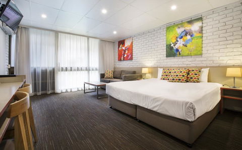Villa Noosa Hotel - Tourism Adelaide 1