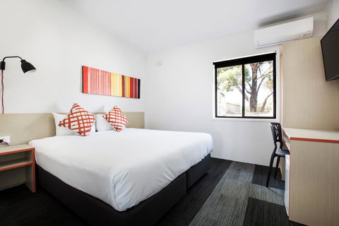 Villawood Hotel - Tourism Adelaide 0