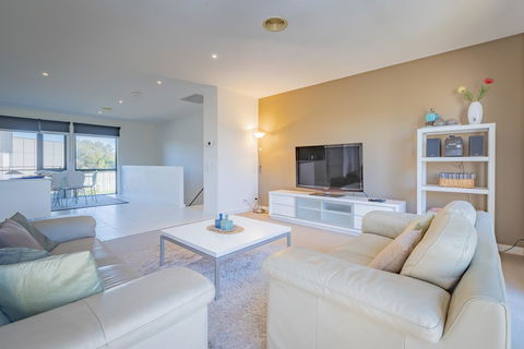 Stylish 3 Bedroom Townhouse - Free Parking - Tourism Adelaide 1