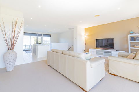 Stylish 3 Bedroom Townhouse - Free Parking - Tourism Adelaide 4