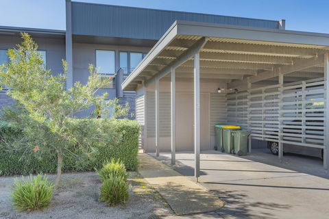 Stylish 3 Bedroom Townhouse - Free Parking - Tourism Adelaide 24