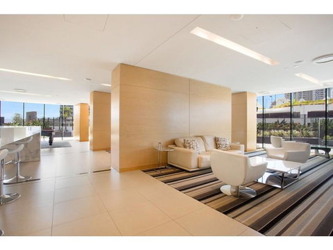 Luxury 3 Bedroom In Heart Of Broadbeach - Tourism Adelaide 8