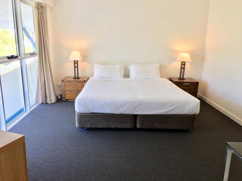 CHA Private Apts Diamond Beach - Tourism Adelaide 6