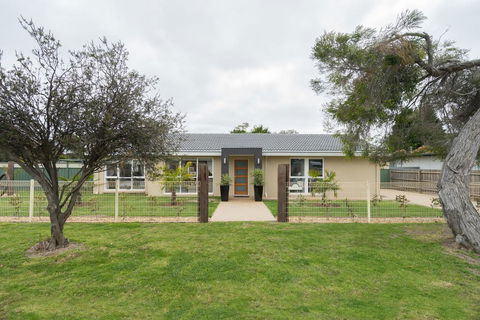 Xanadu Shores - Tourism Adelaide 0