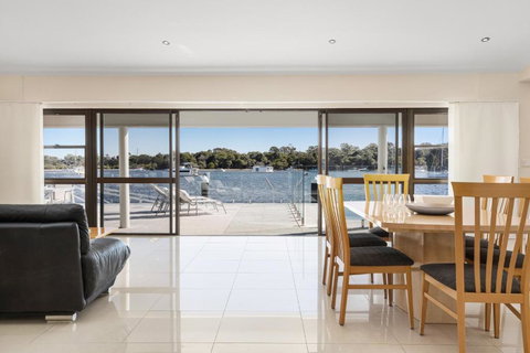 Affordable Riverfront, Pool, Private Pontoon - Tourism Adelaide 4