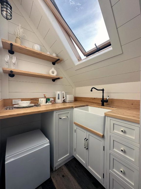 A Majestic Victorian Private Rear Access Quarters - Tourism Adelaide 3