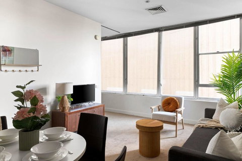 A Stylish & Central 2BR Apt Near Flinders Station - Tourism Adelaide 2