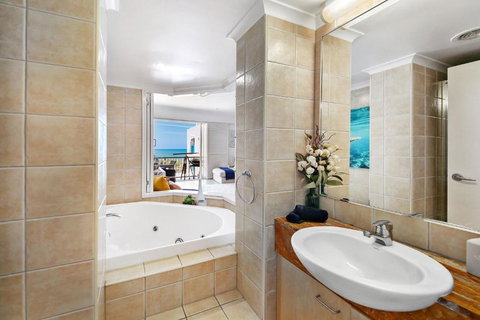 Absolute Beachfront Rolling Surf Resort - Tourism Adelaide 3