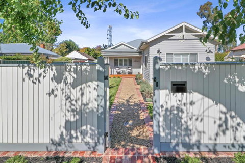 Ailsafield - Home In The Heart Of Mansfield - Tourism Adelaide 0