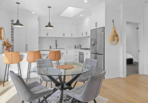 Ailsafield - Home In The Heart Of Mansfield - Tourism Adelaide 1