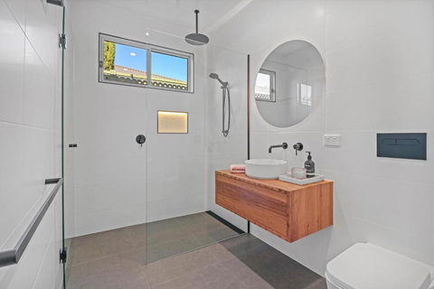 Ailsafield - Home In The Heart Of Mansfield - Tourism Adelaide 4