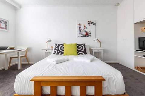 Acland Central Studio - A Cosy St Kilda Escape - Tourism Adelaide 0