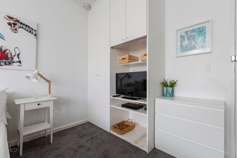 Acland Central Studio - A Cosy St Kilda Escape - Tourism Adelaide 4