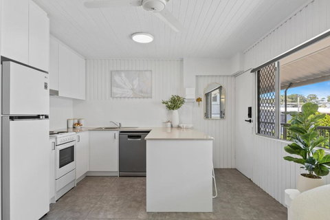 Alex Beachside Pet Friendly 2 Bed Apartment - Tourism Adelaide 3