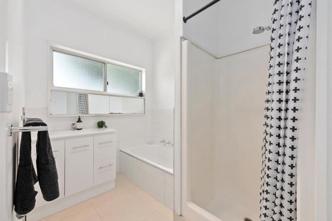 All Beached Out - 8 Guests, Cental, 450m To Beach! - Tourism Adelaide 1