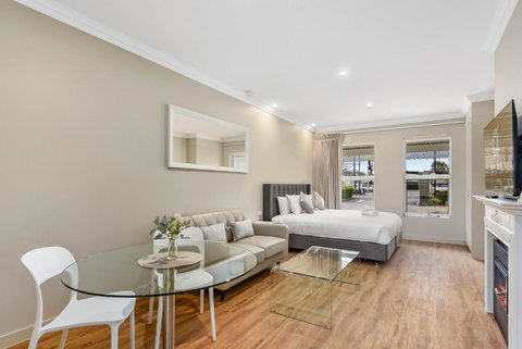 Aloha Central Luxury Accommodation - Tourism Adelaide 0