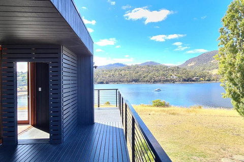 AMAZING 5-Star WATERFRONT RETREAT ON THE RIVERWALK - Tourism Adelaide 1