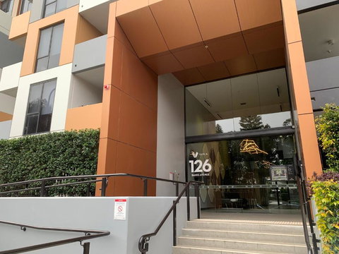 Amazing 1 Bedroom Apt With Large Living & Extra Sleeping Space -up To 5 Ppl Plus Gym Jacuzzi Spa Pool Sauna And Garden With BBQ - Tourism Adelaide 3