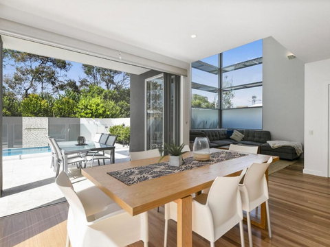 Anna Superbly Stylish Luxury Townhouse - Tourism Adelaide 0