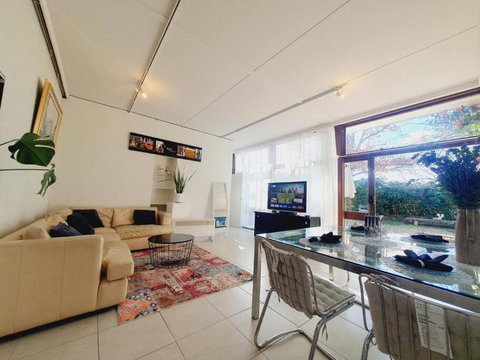 Architectural Bright Open 2B&1B Home With A Private Garden At Yarralumla - Tourism Adelaide 3