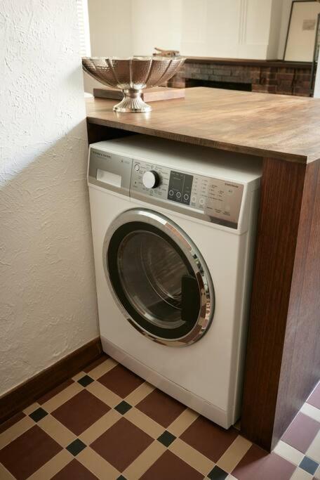 Art Deco Boutique Bespoke Brilliance & Beach&Park - Tourism Adelaide 4