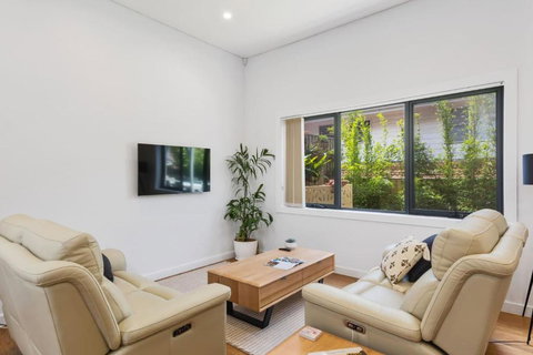 Avenue Escape - Contemporary Living At Corrimal - Tourism Adelaide 3