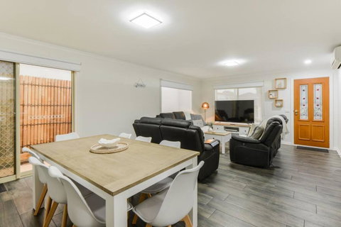 Avenue Family Retreat - Tourism Adelaide 0