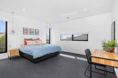 Bayview Luxe- Sleeping 14, Pet Friendly, Views- 4 Bedroom, Lounge With Sofa Beds - Tourism Adelaide 1