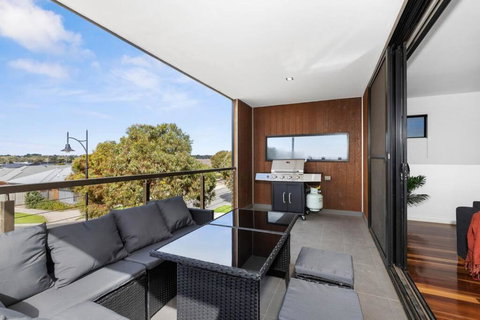 Bayview Luxe- Sleeping 14, Pet Friendly, Views- 4 Bedroom, Lounge With Sofa Beds - Tourism Adelaide 2
