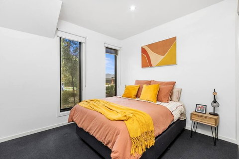 Bayview Luxe- Sleeping 14, Pet Friendly, Views- 4 Bedroom, Lounge With Sofa Beds - Tourism Adelaide 3