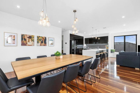 Bayview Luxe- Sleeping 14, Pet Friendly, Views- 4 Bedroom, Lounge With Sofa Beds - Tourism Adelaide 4